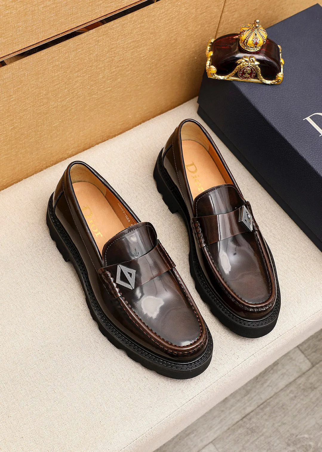 Men's shoes 💰480 💐 Product trademark: Dior "Dior" casual leather shoes Regular size: 39-44 (45🉑️customized) Product materials: Selected Italian imported first-layer beaded cowhide upper + classic hardware buckle, imported water-dyed 🐂 cowhide lining. Strong three-dimensional visual effect, original outsole Color: 3⃣️colors available